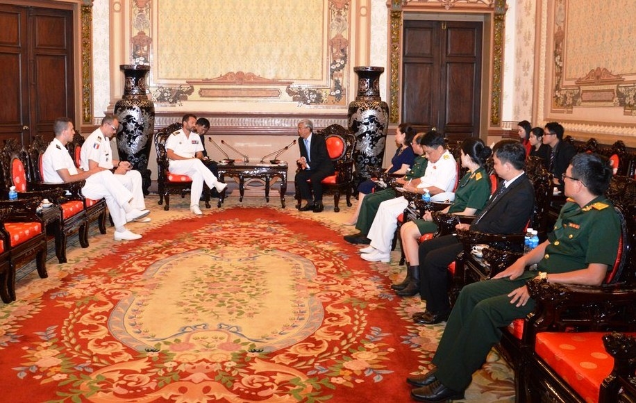 tau ho tong phong khong cua hai quan phap lan dau tham tp ho chi minh