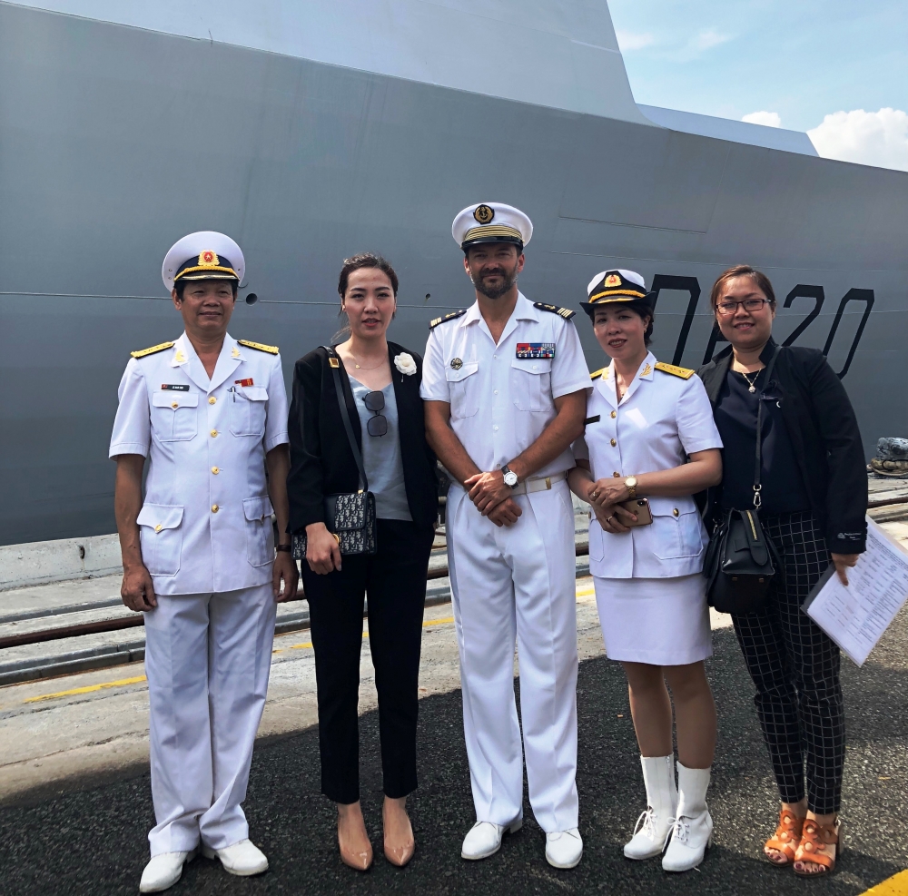 tau ho tong phong khong cua hai quan phap lan dau tham tp ho chi minh