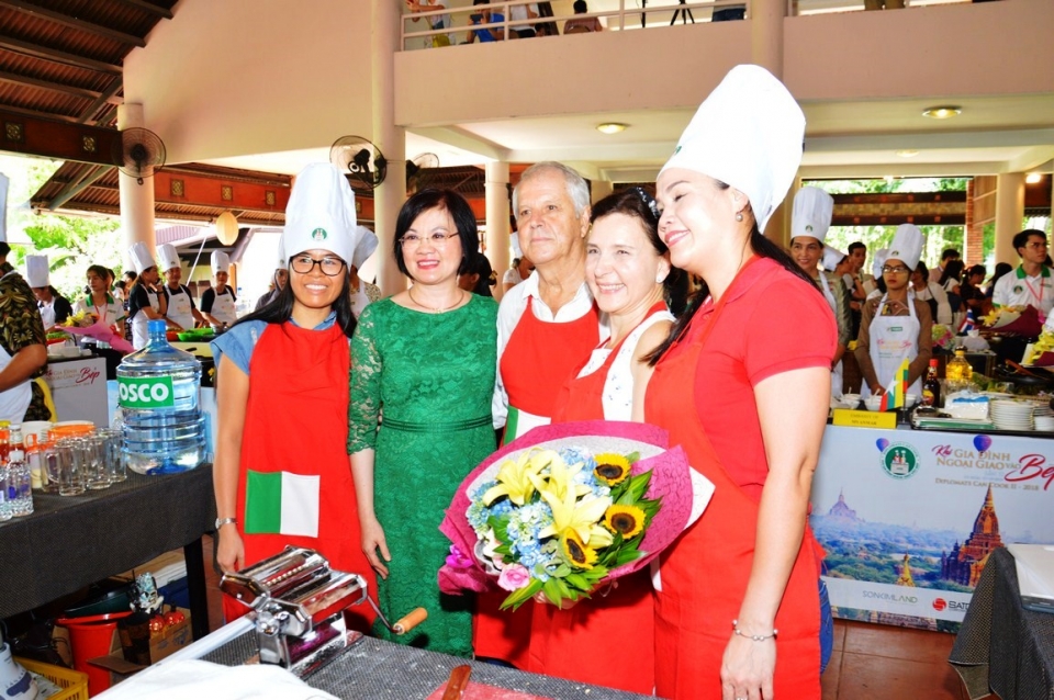 khi nha ngoai giao vao bep