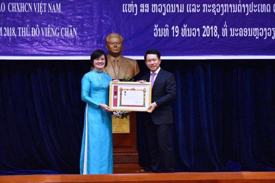 viet lao chi nghia chi tinh