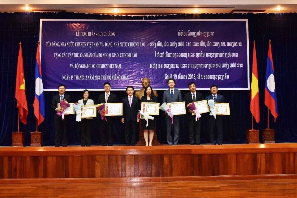 viet lao chi nghia chi tinh