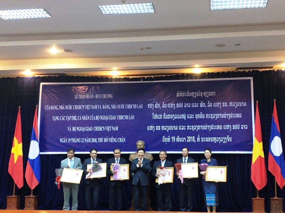 viet lao chi nghia chi tinh