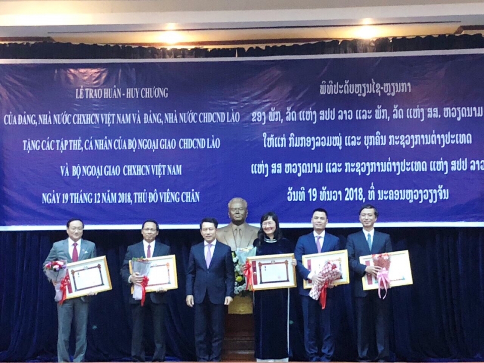 viet lao chi nghia chi tinh