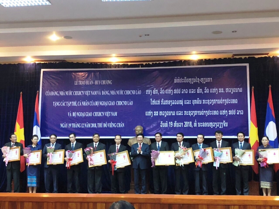 viet lao chi nghia chi tinh