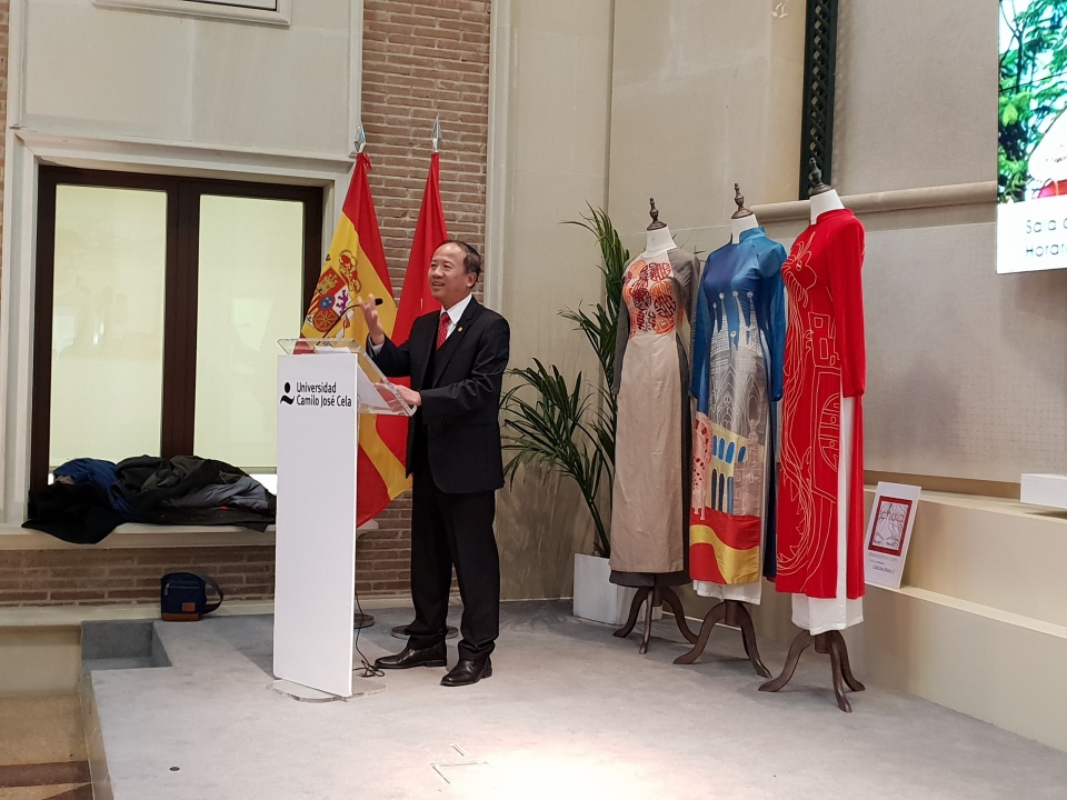 khai mac trien lam anh goc nhin ve viet nam tai tay ban nha