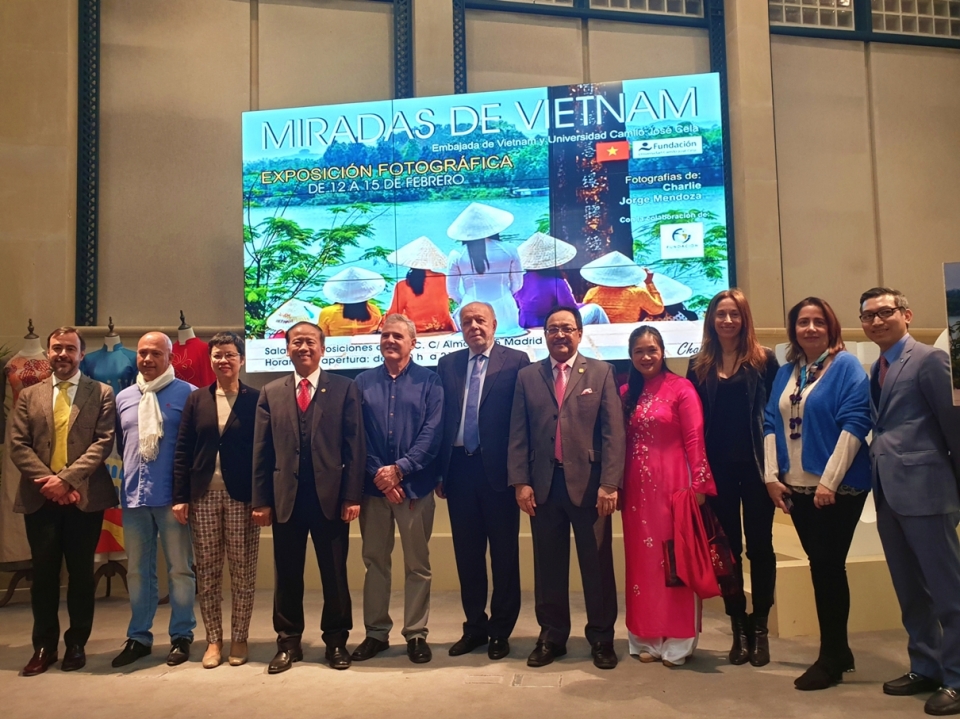 khai mac trien lam anh goc nhin ve viet nam tai tay ban nha