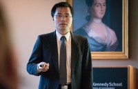 co gai tang hoa cho tong thong donald trump la nu sinh hoc vien ngoai giao