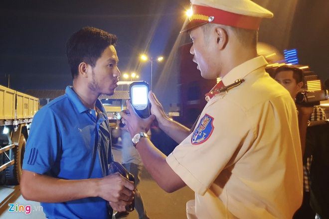 Xử lý nghiêm các trường hợp vi phạm nồng độ cồn dịp lễ 30/4-1/5 1648-n-zing