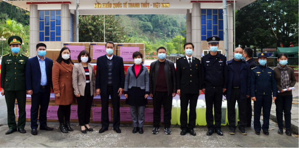 Tỉnh Vân Nam (Trung Quốc) trao tặng vật tư y tế phòng chống dịch Covid-19 cho Hà Giang