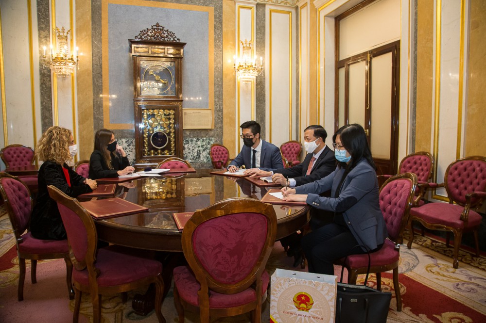 Đại sứ Hoàng Xuân Hải chào xã giao Chủ tịch Hạ viện Tây Ban Nha Meritxell Batet Lamana