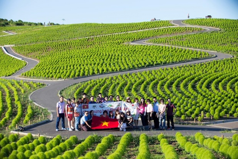 dua khach du lich ra nuoc ngoai va lo hong quan ly o viet nam