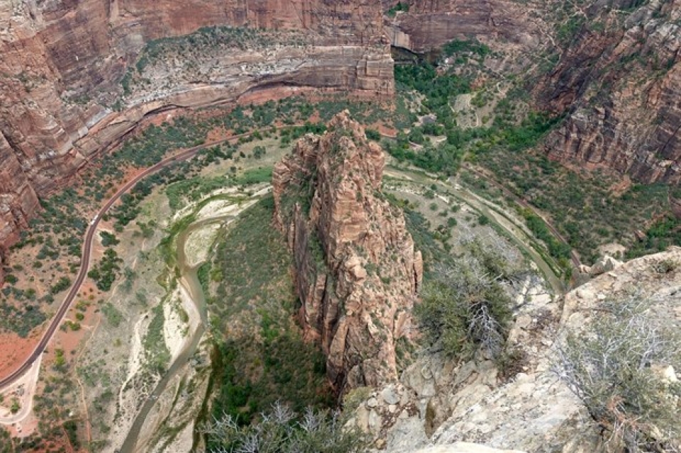 dua khach du lich ra nuoc ngoai va lo hong quan ly o viet nam