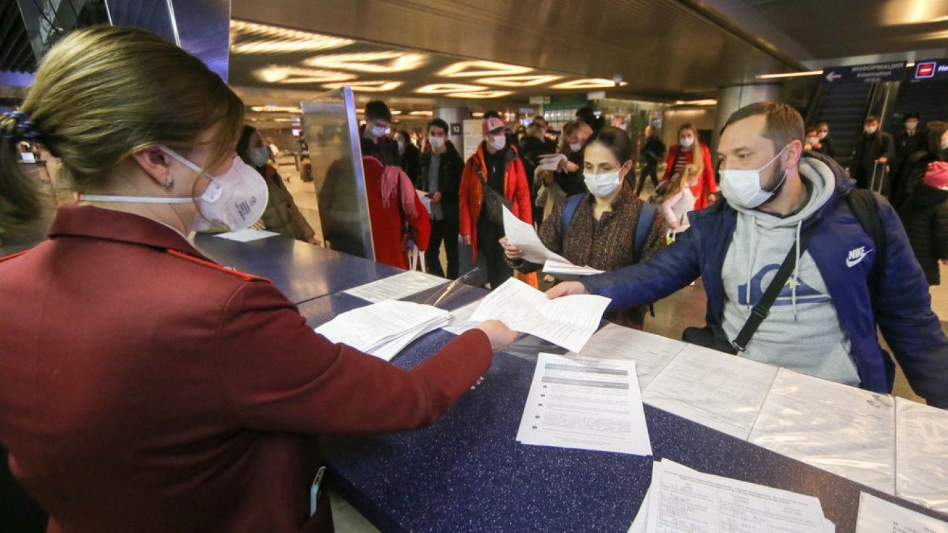 dsq viet nam tai nga ho tro dua 100 cong dan viet nam bi ket khi qua canh tai nga ve nuoc