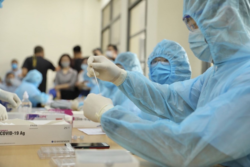 A health worker handles samples for COVID-19 testing (Photo: VNA) A health worker handles samples for COVID-19 testing (Photo: VNA)