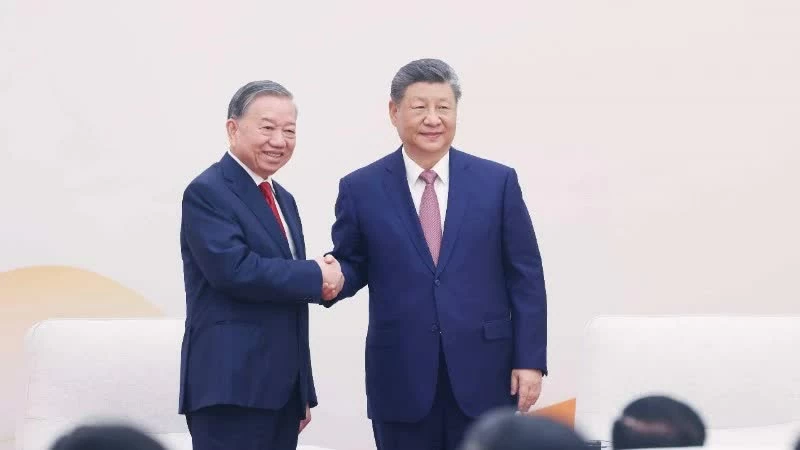 Tổng Bí thư, Chủ tịch nước Tô Lâm và Tổng Bí thư, Chủ tịch nước Tập Cận Bình tại buổi gặp gỡ thanh niên hai nước tham gia chương trình “Hành trình đỏ nghiên cứu, học tập”. (Ảnh: Thống Nhất/TTXVN)