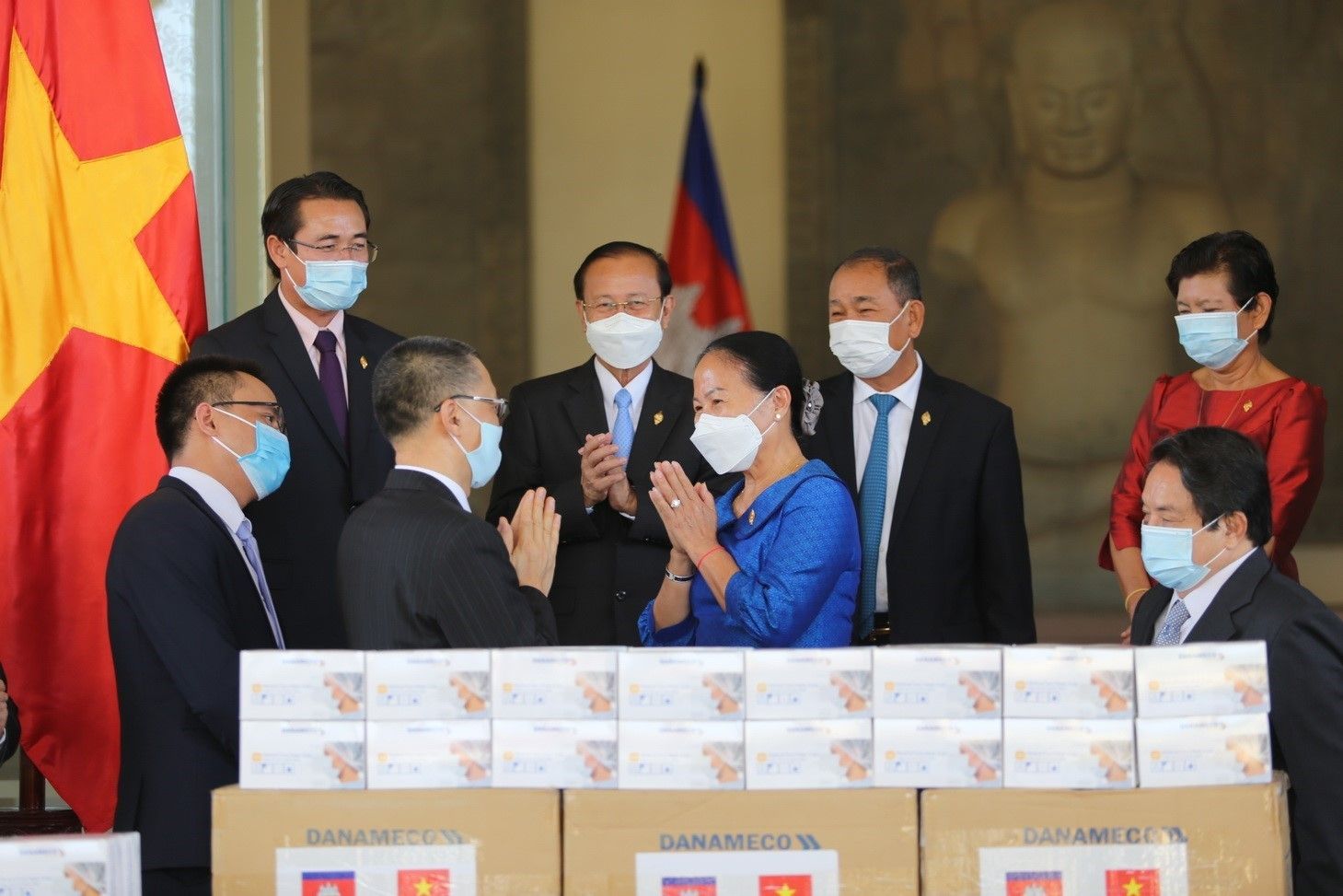 campuchia cam on quoc hoi viet nam tang qua phong chong dich covid 19