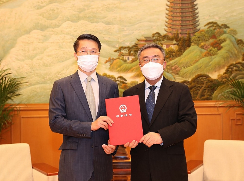 Tổng Lãnh sự nhận và kết thúc nhiệm vụ như thế nào?