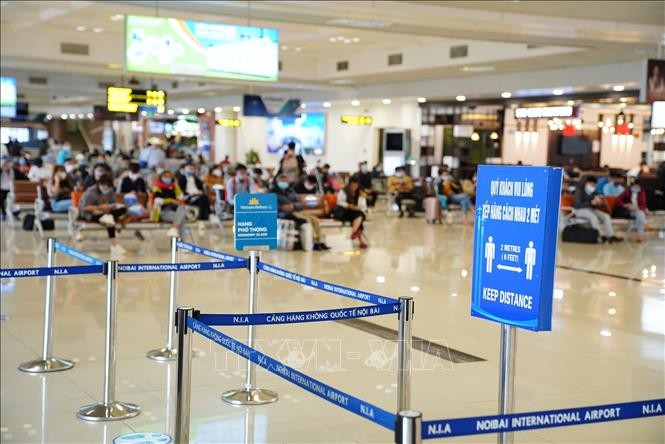 Passengers are instructed to maintain a distance of at least 2 metres from each other at HCM City's Tan Son Nhat International Airport. (Photo: VNA)