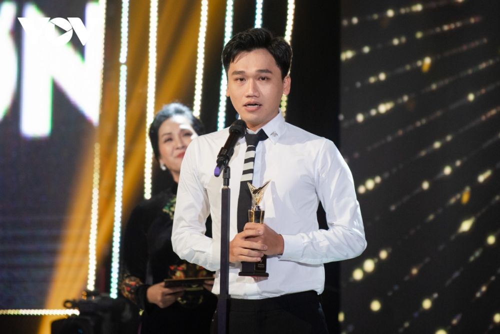 dien vien hong diem cung bo phim hoa hong tren nguc trai gat qua ngot tai vtv awards 2020