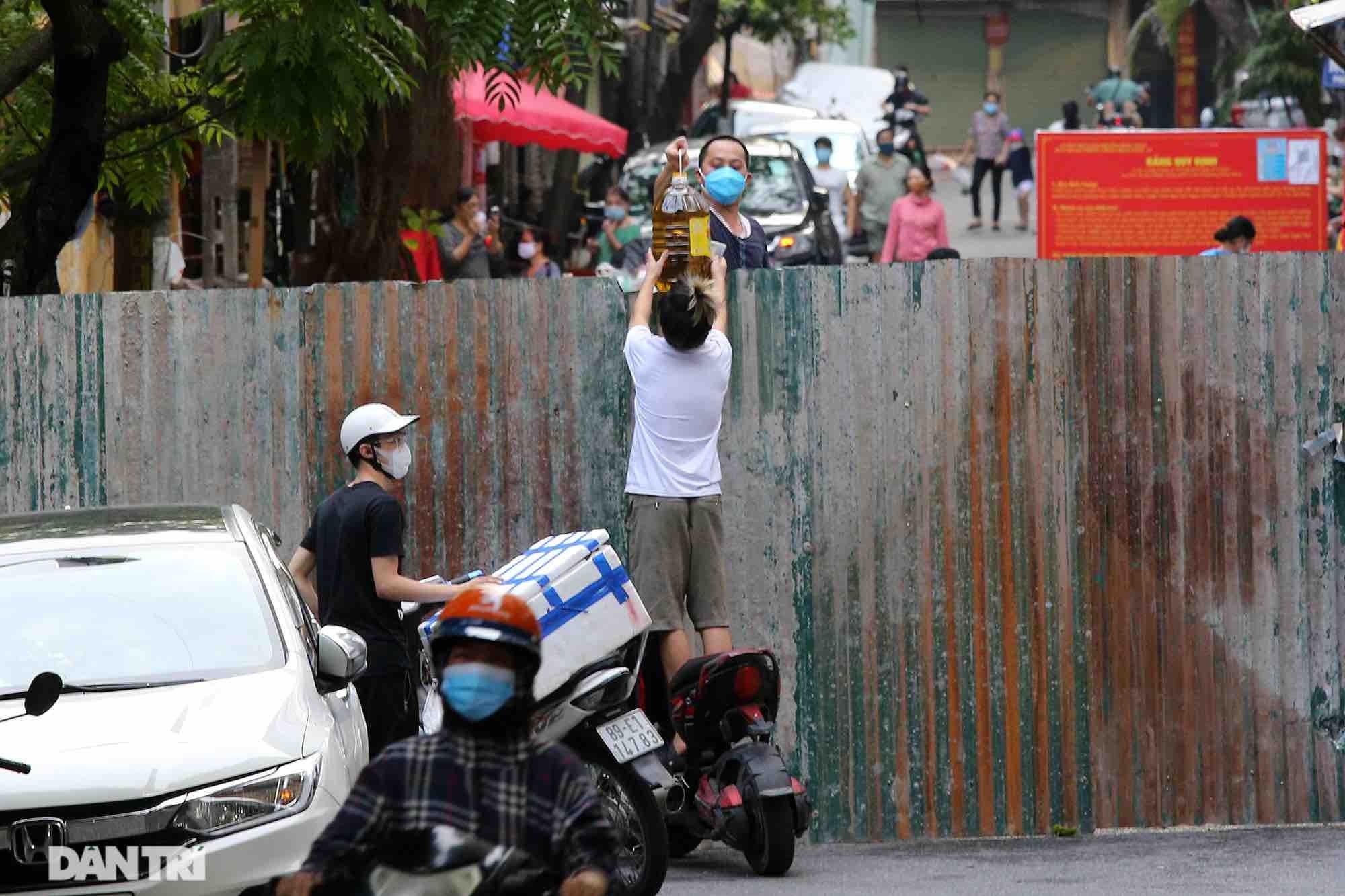 Những kiểu mua bán lạ mắt trong thời gian giãn cách xã hội ở Hà Nội