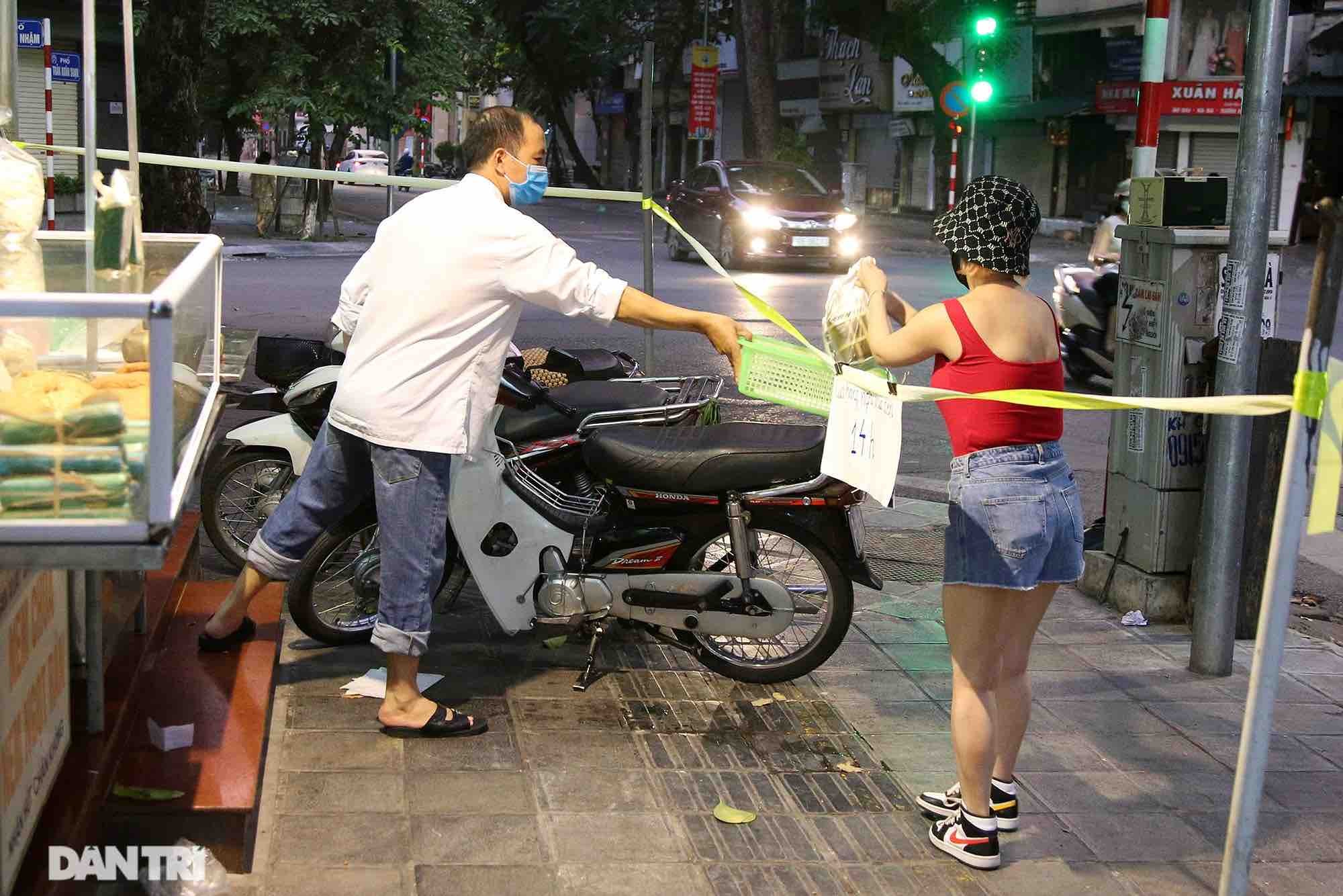 Những kiểu mua bán lạ mắt trong thời gian giãn cách xã hội ở Hà Nội