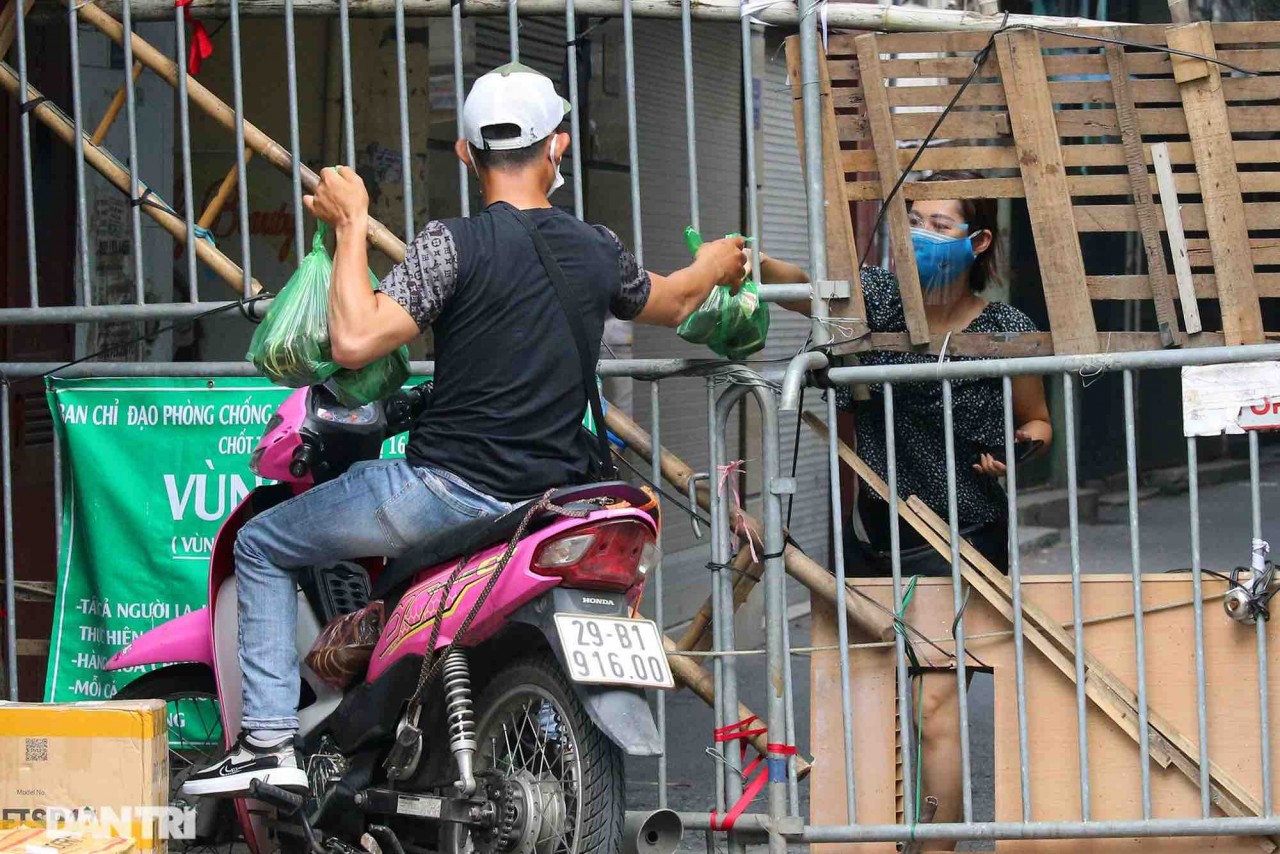 Những kiểu mua bán lạ mắt trong thời gian giãn cách xã hội ở Hà Nội