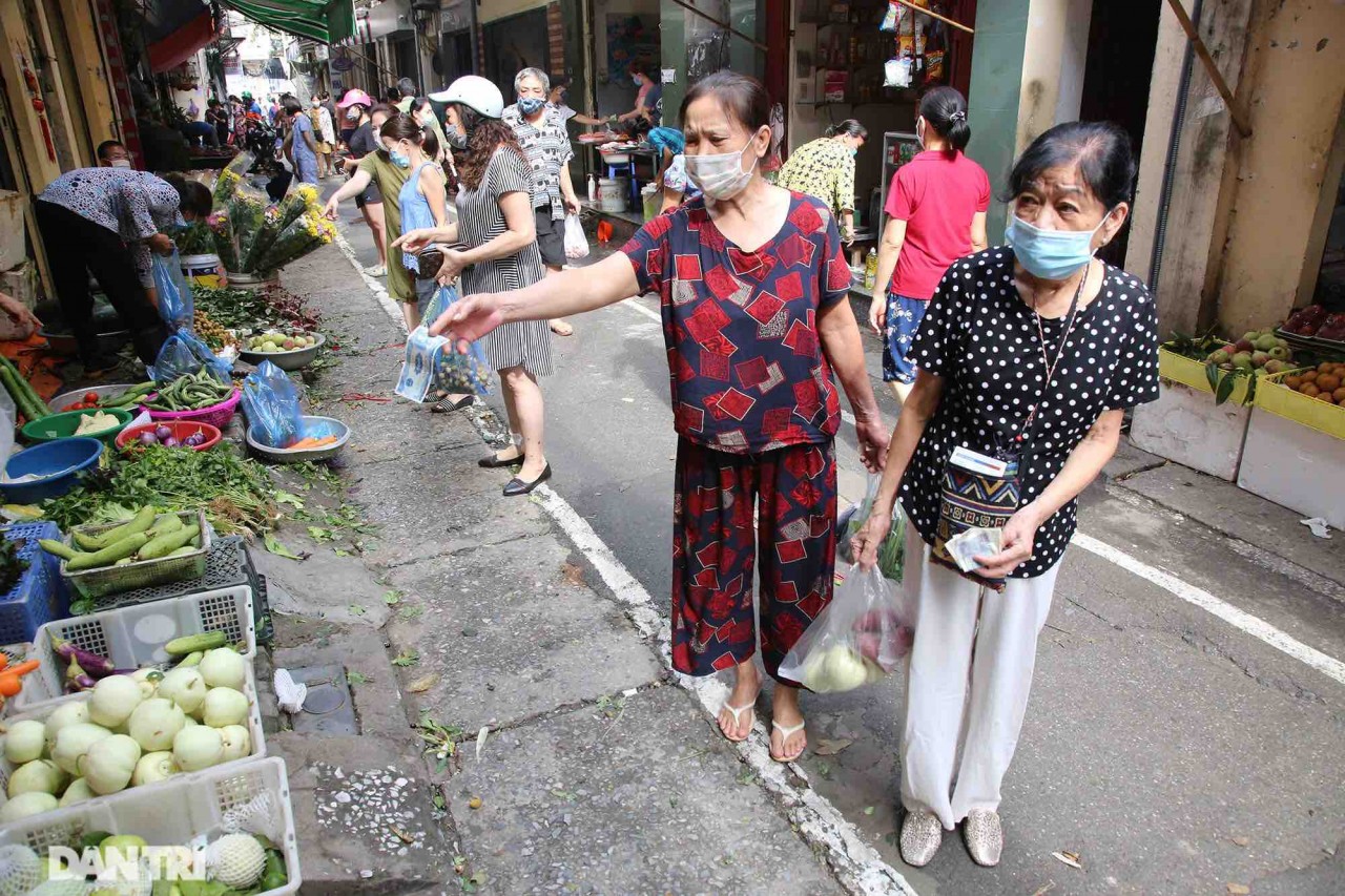 Những kiểu mua bán lạ mắt trong thời gian giãn cách xã hội ở Hà Nội