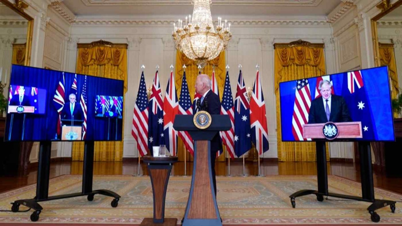 Tổng thống Hoa Kỳ Joe Biden, tại Phòng phía Đông của Nhà Trắng, hầu như cùng với Thủ tướng Australia Scott Morrison và Thủ tướng Anh Boris Johnson tham gia để giới thiệu quan hệ đối tác an ninh vào ngày 15 tháng 9. © AP Tổng thống Hoa Kỳ Joe Biden, tại Phòng phía Đông của Nhà Trắng, hầu như cùng với Thủ tướng Australia Scott Morrison và Thủ tướng Anh Boris Johnson tham gia để giới thiệu quan hệ đối tác an ninh vào ngày 15 tháng 9. © AP