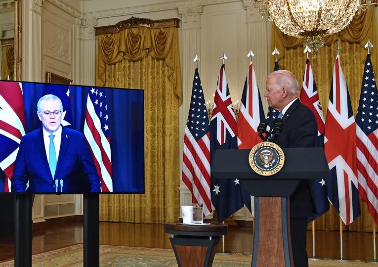 Tổng thống Hoa Kỳ Joe Biden, tại Phòng phía Đông của Nhà Trắng, hầu như cùng với Thủ tướng Australia Scott Morrison và Thủ tướng Anh Boris Johnson tham gia để giới thiệu quan hệ đối tác an ninh vào ngày 15 tháng 9. © AP Tổng thống Hoa Kỳ Joe Biden, tại Phòng phía Đông của Nhà Trắng, hầu như cùng với Thủ tướng Australia Scott Morrison và Thủ tướng Anh Boris Johnson tham gia để giới thiệu quan hệ đối tác an ninh vào ngày 15 tháng 9. © AP