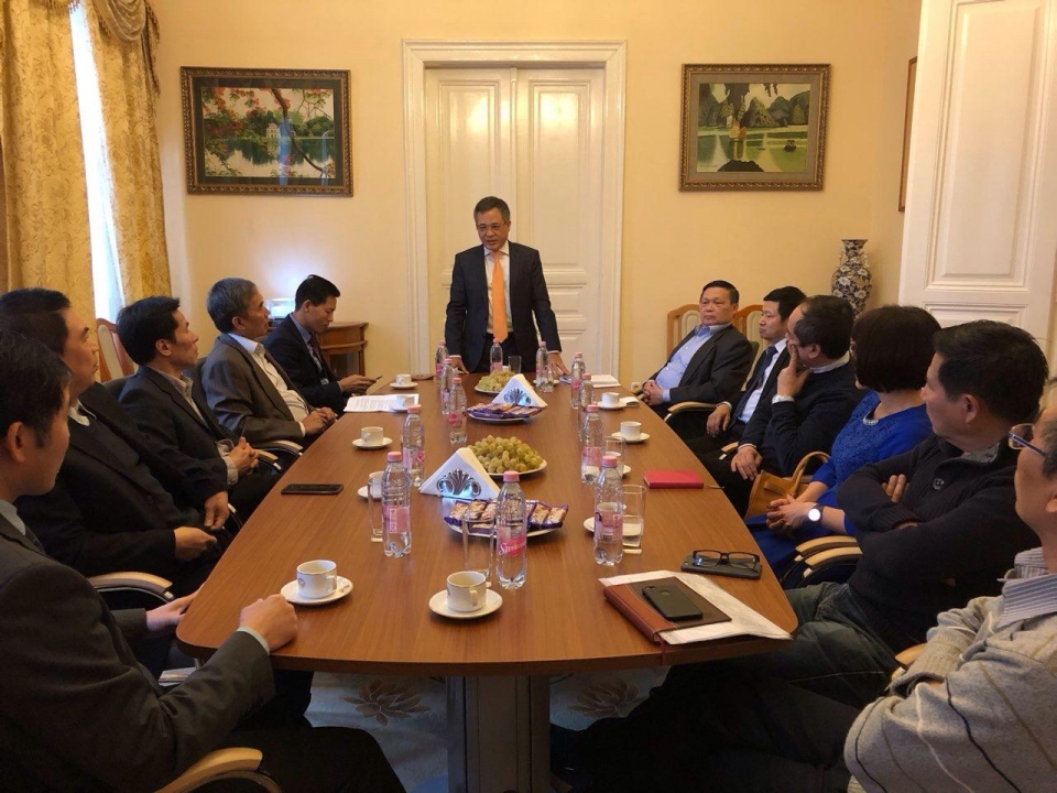 dai su viet nam tai hungary gap mat ban chap hanh hoi nguoi viet