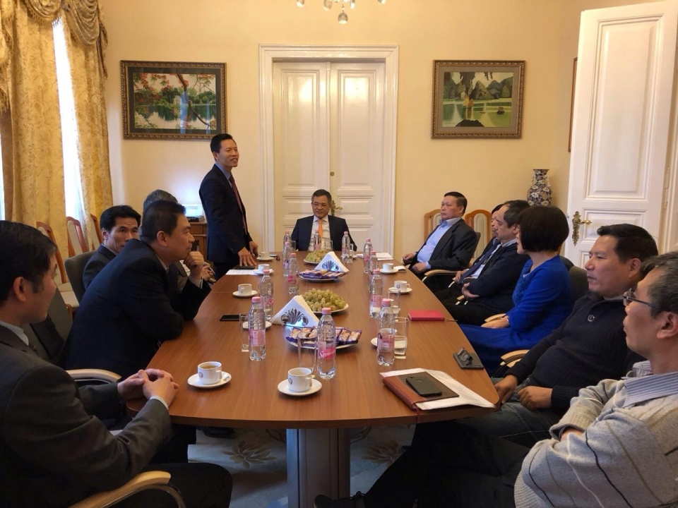 dai su viet nam tai hungary gap mat ban chap hanh hoi nguoi viet