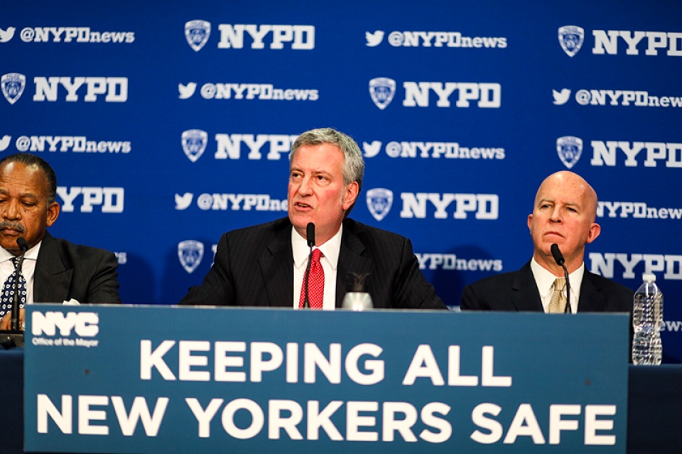 new york trang bi may quay tren nguoi cho luc luong canh sat