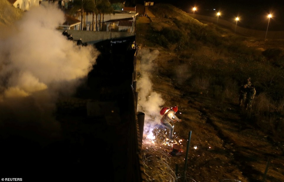 my dung hoi cay doi pho nguoi di cu nem da tu mexico trong dem giao thua