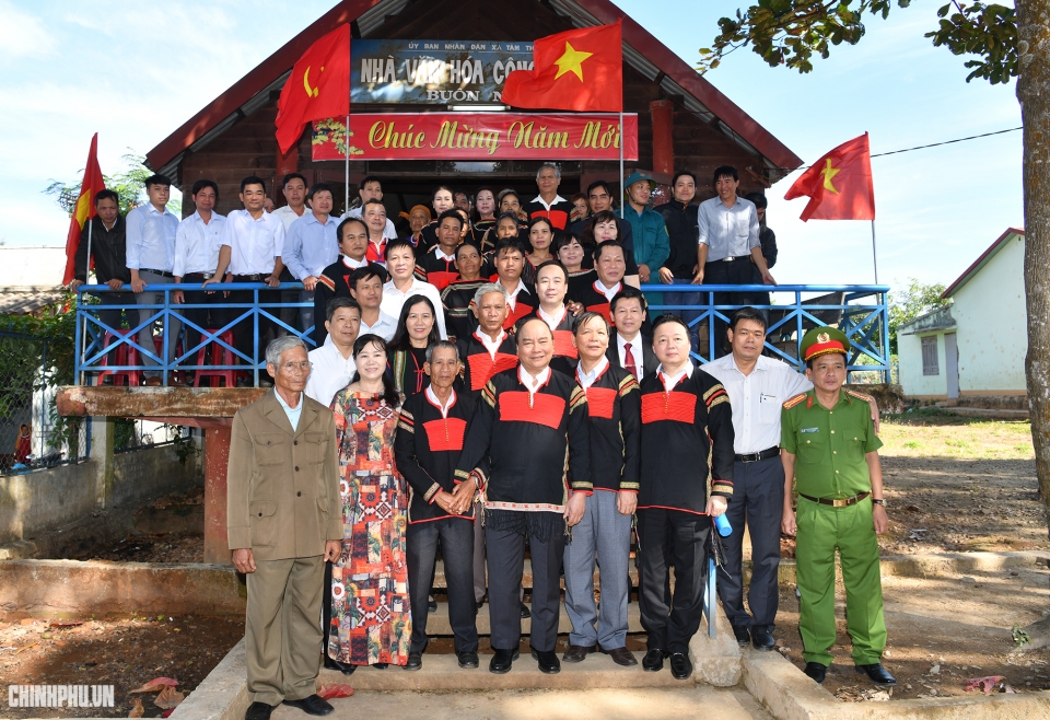 thu tuong tang qua tet cho ba con cac dan toc o dak nong