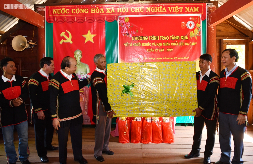 thu tuong tang qua tet cho ba con cac dan toc o dak nong