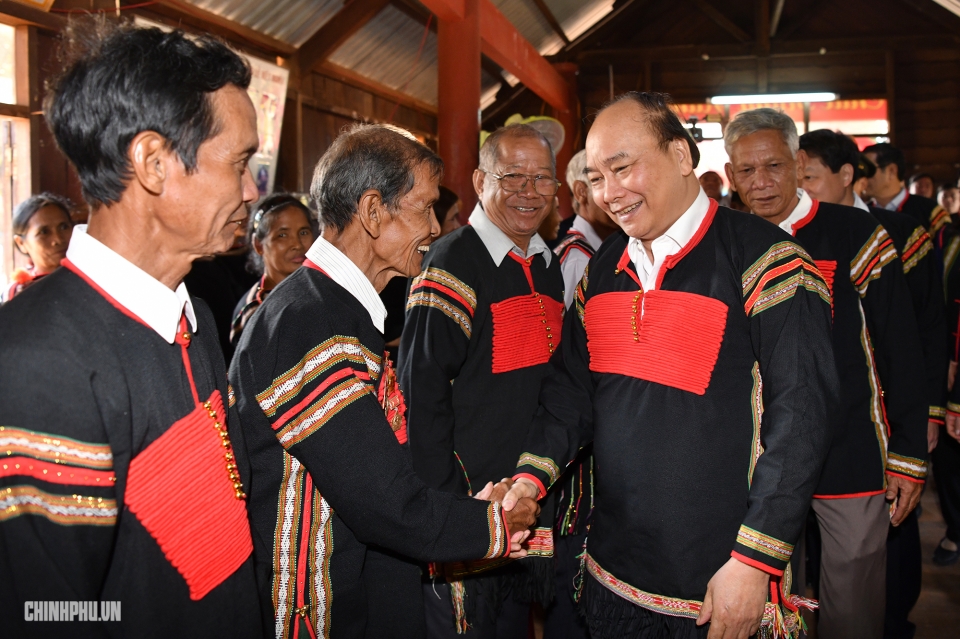 thu tuong tang qua tet cho ba con cac dan toc o dak nong