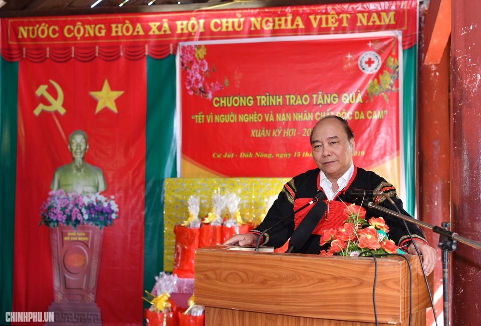 thu tuong tang qua tet cho ba con cac dan toc o dak nong