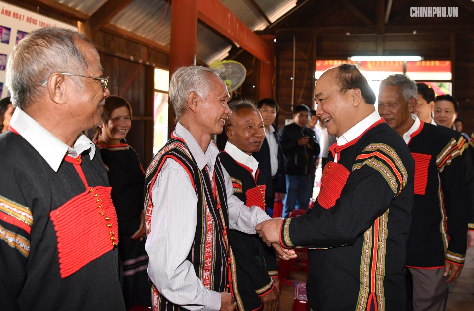 thu tuong tang qua tet cho ba con cac dan toc o dak nong
