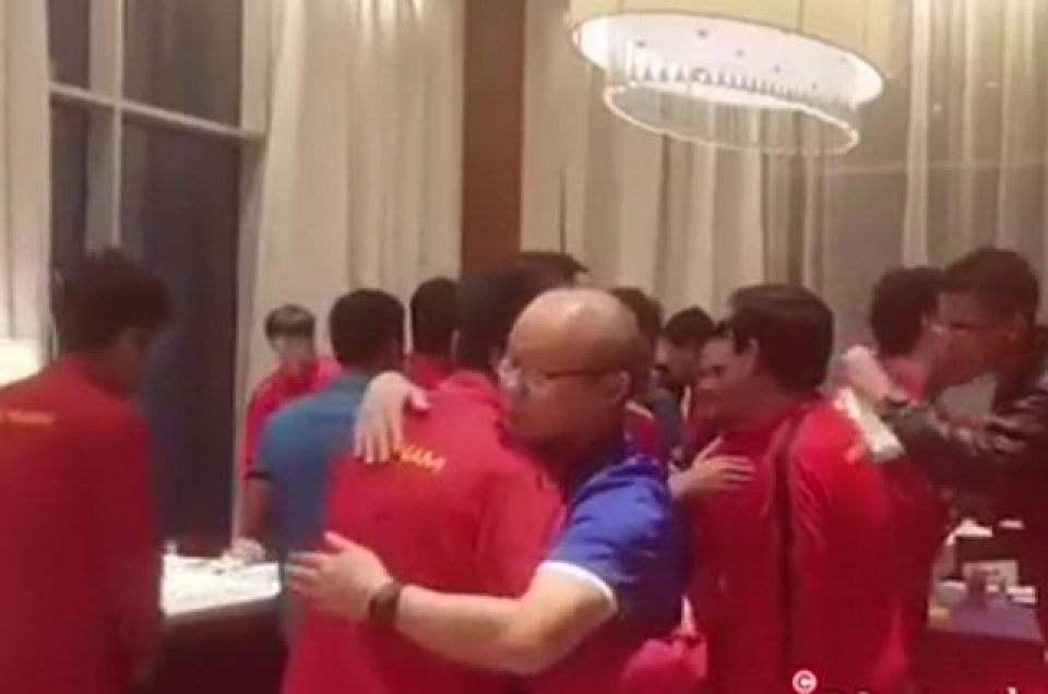 xuc dong hinh anh thay park om hoc tro truoc ngay ve nuoc