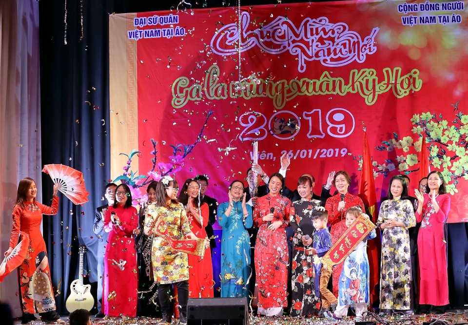 am ap dem gala mung xuan ky hoi voi cong dong nguoi viet tai ch ao