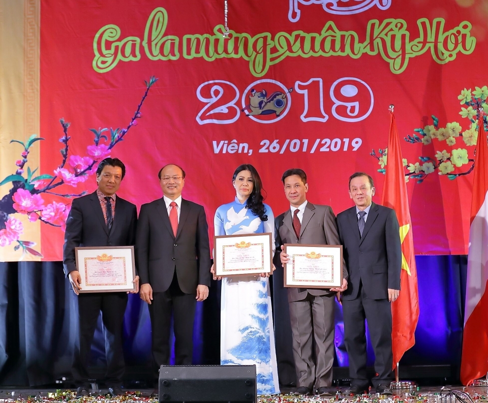 am ap dem gala mung xuan ky hoi voi cong dong nguoi viet tai ch ao