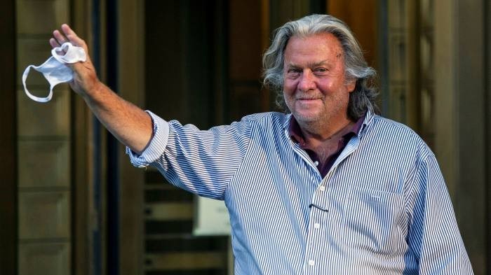 tong thong trump an xa va giam an cho hon 140 nguoi truoc gio chot