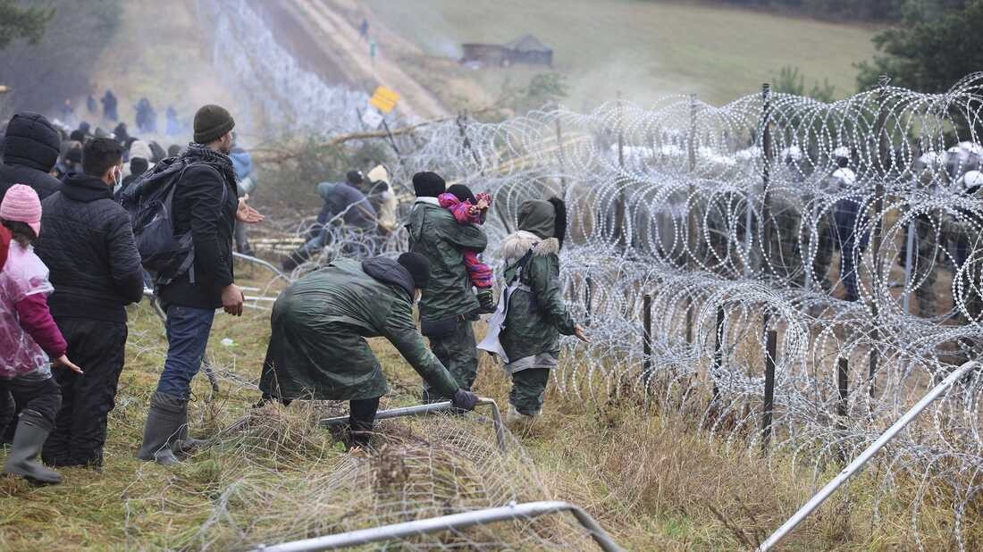 Quyết chặn người di cư, Ba Lan bắt tay dựng tường bê tông khủng dọc biên giới Belarus. (Nguồn: AP)