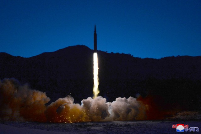 Vụ Triều Tiên phóng tên lửa: Hàn Quốc lấy làm tiếc, Thủ tướng Nhật Bản ra chỉ thị khẩn. (Nguồn: KCNA)