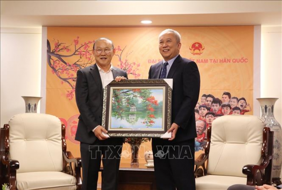 hlv park hang seo cung 4 tuyen thu giao luu voi dsq viet nam tai han quoc