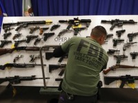 ​Nhà Trắng dọa phủ quyết các dự luật tăng cường kiểm soát súng đạn