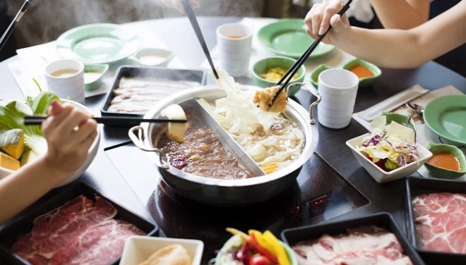 hong kong 9 thanh vien trong gia dinh nhiem virus corona sau khi cung an lau