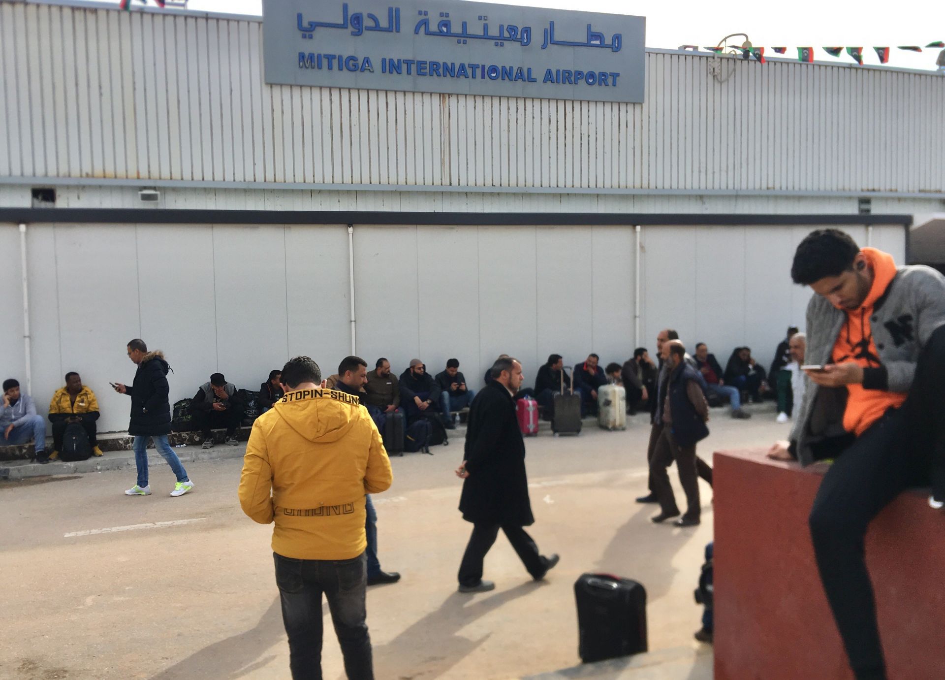 libya san bay quoc te duy nhat dang hoat dong o tripoli bi tan cong rocket