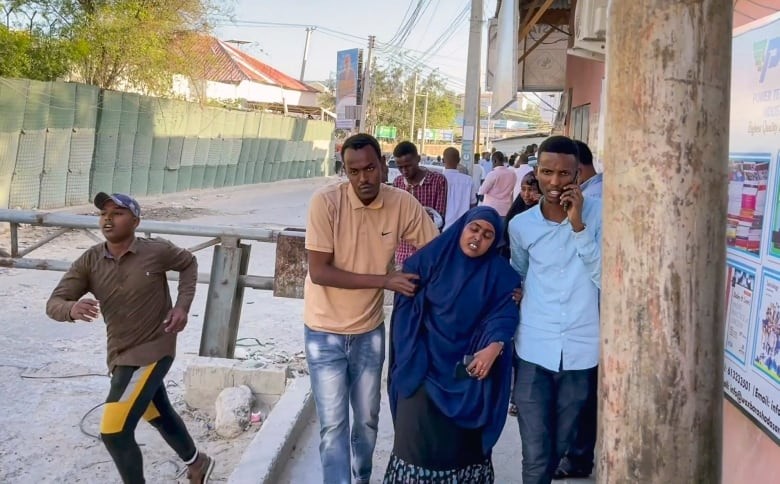 Somalia: Đánh bom liều chết ở Mogadishu, nhóm liên quan Al-Qaeda nhận trách nhiệm, các tay súng vẫn cố thủ ở hiện trường