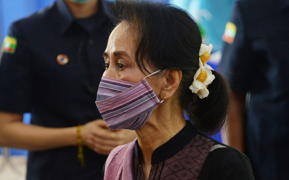 Tình hình Myanmar: Binh sĩ triển khai ngoài tòa thị chính Yangon, Internet bị gián đoạn; Truyền hình quốc gia ngừng phát sóng. (Nguồn:AFP)